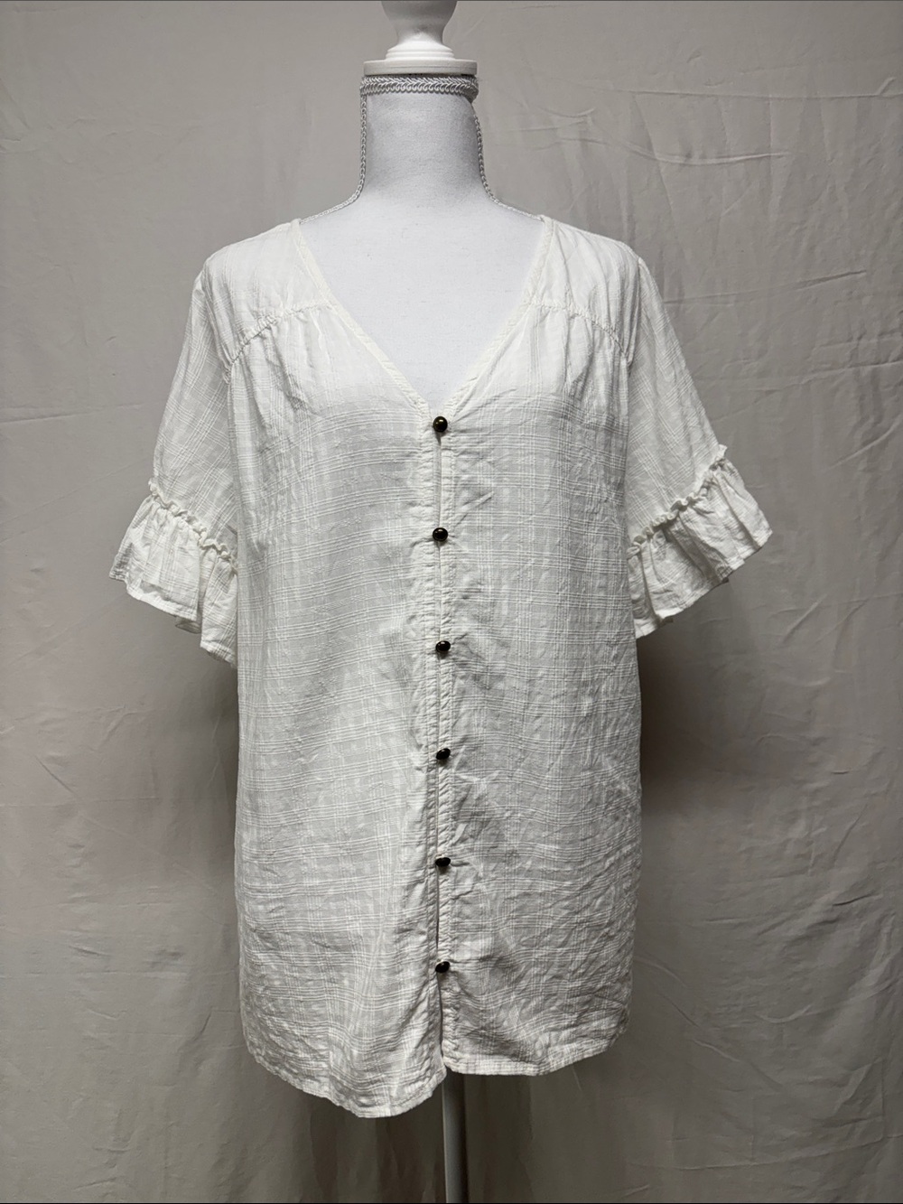 Terra & Sky Cream Button-Front Ruffle Sleeve Blouse